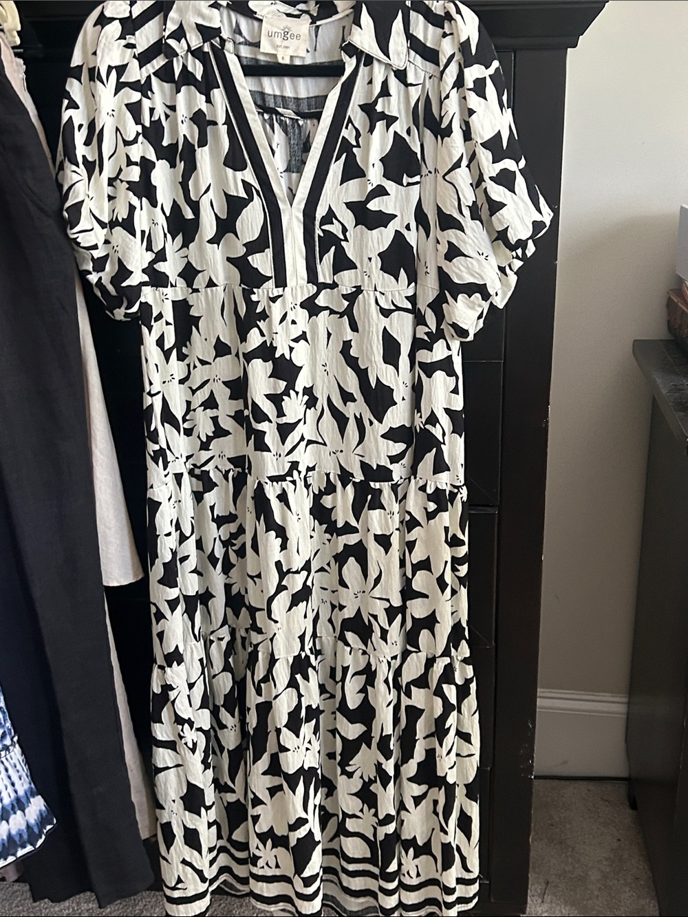 Umgee Black & White Floral Tiered V-Neck Midi Dress size S